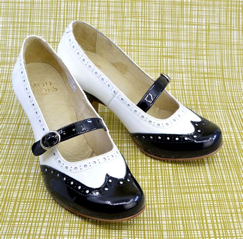 Patent Leather Black Vintage Shoes for Women for sale 